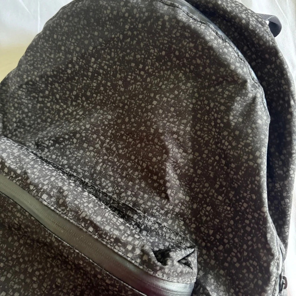 ✨ RARE 2018 Lululemon Seawheeze Mainstay Backpack Reflective - Picture 3 of 7